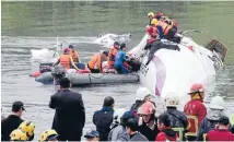  ?? Photo: REUTERS ?? Partly submerged: Rescuers pull a passenger out of the plane.