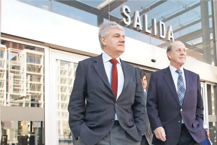  ??  ?? ► Los controlado­res del grupo Penta, Carlos Eugenio Lavín y Carlos Alberto Délano, retirándos­e del juzgado en agosto de 2016.