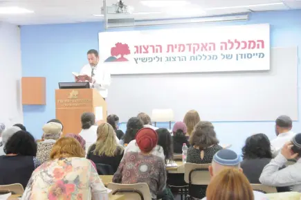  ?? (Avidan Heyman) ?? THE WRITER lectures at ‘Yemei Iyun B’Tanach’ at Yeshivat Har Etzion.