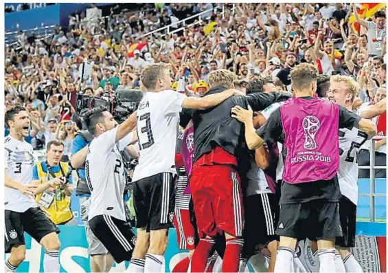  ?? (AP) ?? Desahogo. Todo Alemania festeja el gol de Kroos, que le dio el triunfo sobre Suecia y lo dejó a las puertas del pase a los octavos de final.