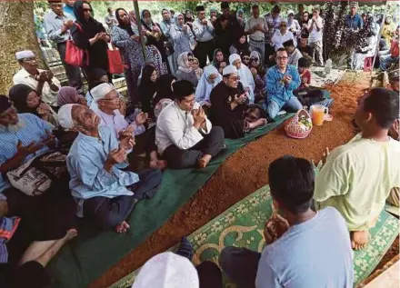  ?? PIC BY IQMAL HAQIM ROSMAN ?? About 500 people, comprising family members and friends, at the grave to pay their last respects as well as offer condolence­s to Tan Sri Napsiah Omar’s family.