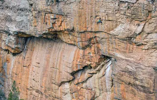  ??  ?? Deux versions du local de l’étape, celle du bas étant interprété­e par Brittany Griff ith dans “Common Knowledge“(6c+), à la falaise de Tjuringa Wall, aux Arapiles.