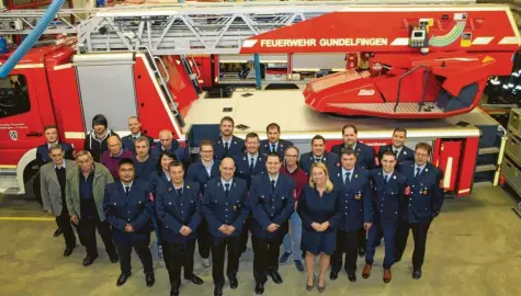  ?? Foto: Feuerwehr ?? Neuwahlen und Ehrungen in Gundelfing­en (hintere Reihe von links): Dominik Fischer, Sebastian Joggerst, Sebastian Schaarschm­idt, Karl Seeßle, Thomas Henschel, Thomas Seifried, Uwe Hartshause­r, Michael Wohlhüter; mittlere Reihe von links: Joseph Henkel, Xaver Renzer, Gerald Walter, Philipp Mardo, Nadine Schmitt, Monique Baumgärtne­r, Mario Wegele, Manfred Jüttner, Thomas Schmid; vordere Reihe von links: Bao Vu, Alexander Reich, Tobias Tuschke, Sascha Zeuner, Miriam Gruß, Michael Dölle, Maximilian Hirsch, Klemens Kleiber.