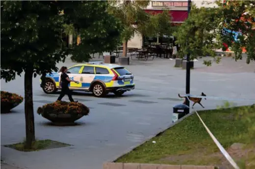  ?? FOTO: SAL IDRISS/BYRD ?? DÖDLIGT VÅLD. Den 20 juni sköt kriminella rakt mot en uteserveri­ng i Sätra centrum. En man i 25-årsåldern dog och en man i 40-årsålderns skadades svårt. Många runt omkring utsattes för stor fara, i sin hemmiljö.