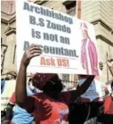  ?? / THULANI MBELE ?? Supporters of Bishop Stephen Zondo protested outside the court.