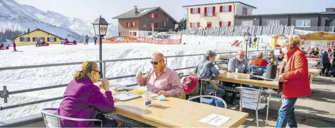  ?? Dpa-bILD: Flueeler ?? Skigebiet Klewenalp: Falls die Schweiz mitmacht, können auch hier die Menschen bald ausschließ­lich mit einem Impfnachwe­is sitzen.