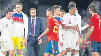  ??  ?? Gareth Southgate with his players after the victory in Spain