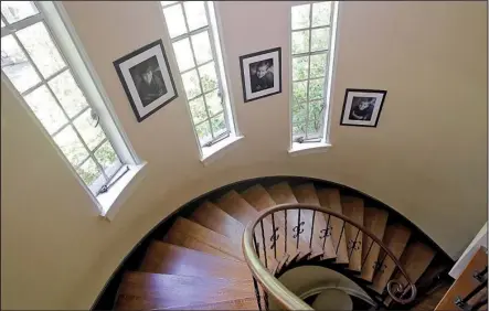  ?? Arkansas Democrat-Gazette/JOHN SYKES JR. ?? The stairway
curves gracefully in the Pfeifer-Strauss House.