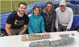  ?? Photograph: Supplied ?? Palaeontol­ogist Dr Dean Lomax (left) with Ruby and Justin Reynolds and Paul de la Salle (right), who found remains that belonged to the same species of ichthyosau­r.