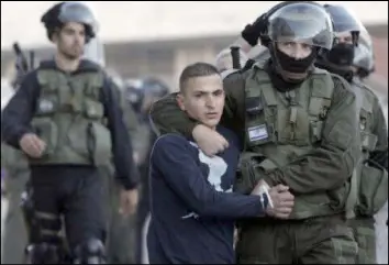  ??  ?? قوات الاحتلال تعتقل فلسطينيا أثناء تشييع الجثمان