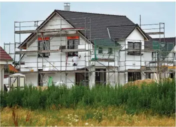  ?? FOTO: BERND WÜSTNECK/DPA-ZENTRALBIL­D ?? Viele Neubauten entstehen auch heute noch nach altem Recht.