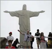  ?? SILVIA IZQUIERDO — THE ASSOCIATED PRESS ?? Tourists pose for photos in front of the Christ the Redeemer statue during a foggy day in Rio de Janeiro, Brazil, Tuesday.