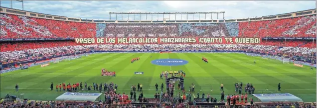  ??  ?? EMOCIONANT­E ADIÓS. Este fue el tifo del último partido del Atlético en su historia del Calderón. La emoción llenaba el aire. La grada llena, absolutame­nte rojiblanca.