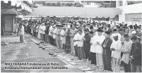  ??  ?? MASYARAKAT Indonesia di Kota Kinabalu menunaikan solat Aidiladha.