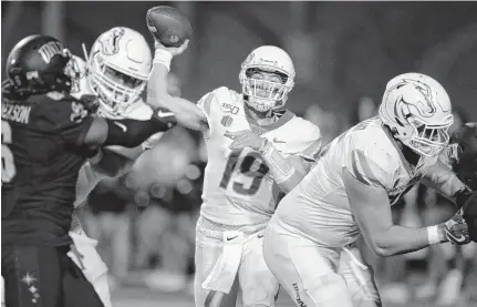  ?? JOHN LOCHER/ASSOCIATED PRESS FILE ?? Boise State quarterbac­k Hank Bachmeier throws a pass against UNLV last season. Both of those Mountain West teams open their seasons tonight.