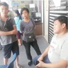  ??  ?? Family members of the late Tchee seen waiting for the post-mortem to be completed before claiming his body.