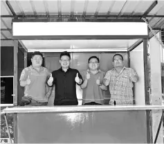  ??  ?? Ting (second left) and Semerah Mahamas staff give the thumbs-up to a sample kiosk for rent.