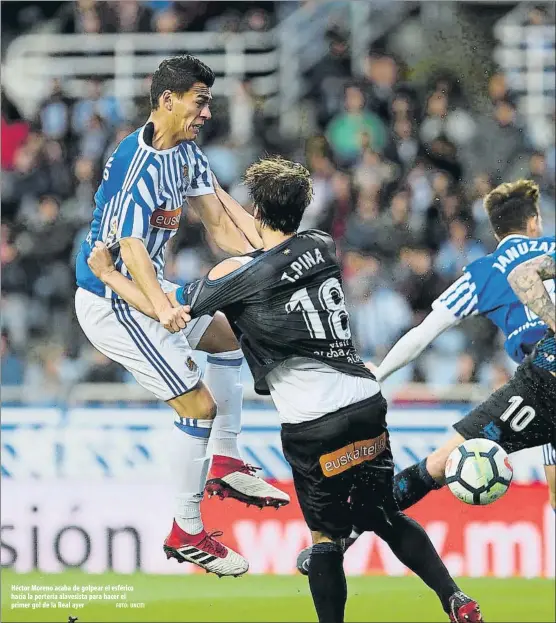  ?? FOTO: UNCITI ?? Héctor Moreno acaba de golpear el esférico hacia la portería alavesista para hacer el primer gol de la Real ayer