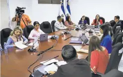  ?? ?? Comisión. Miembros del Movimiento Madres Lactantes y Padres Lactivista­s participar­on ayer de la comisión de la Familia.