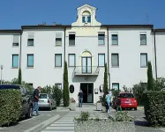  ??  ?? Carletto Ortolan era un commercian­te di auto. A lato, la Casa di cura a Porto Viro