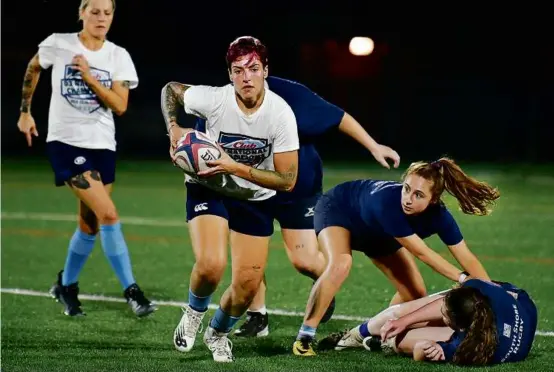  ?? PHOTOS BY DEBEE TLUMACKI FOR THE BODTON GLOBE ?? Alex Profetto of Brighton carries the ball during a South Shore Sirens practice in Weymouth.