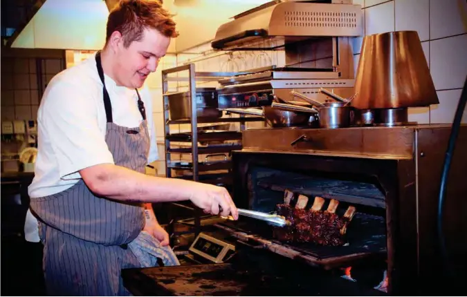  ?? FOTO: RICHARD NODELAND ?? Soussjef Ruben Rosseland ved Håndverker­en griller en short rib av okse, en mulig ny rett på den kommende oppdaterte menyen til restaurant­en.