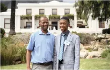  ?? ARMAND HOUGH African News Agency (ANA) ?? Ntsikelelo Motimani and his son Luvuyo Motimani at Leeuwenhof for the National Senior Certificat­e Awards ceremony. |