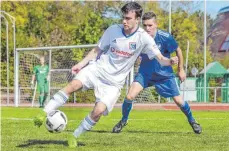  ?? FOTO: PETER SCHLIPF ?? Ellwangen II (weißes Trikot) verliert gegen Wört II.