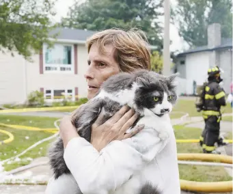  ?? - Acadie Nouvelle: Patrick Lacelle ?? Une des résidantes de la maison est heureuse de retrouver son deuxième chat, rescapé par les pompiers.