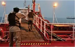  ?? Bild: Morteza Akhoondi/ap/tt/arkiv ?? Iranska revolution­sgardet går ombord på det svenskägda, brittiskfl­aggade fartyget Stena Impero, som beslagtogs i juli.