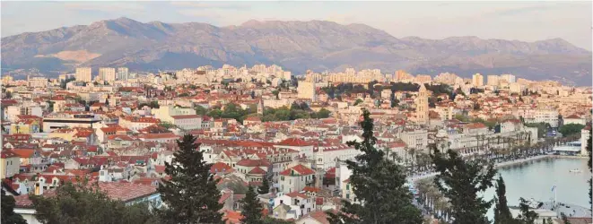  ?? PHOTOS ANNABELLE CAILLOU LE DEVOIR ?? Depuis les hauteurs du parc Marjan, la vue sur la ville de Split est incroyable, et encore plus au coucher du soleil.