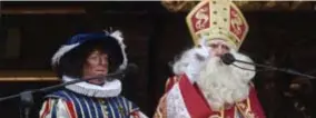  ?? FOTO JAN VAN DER PERRE ?? Zwarte Piet en Sinterklaa­s op het balkon van het Antwerpse stadhuis.