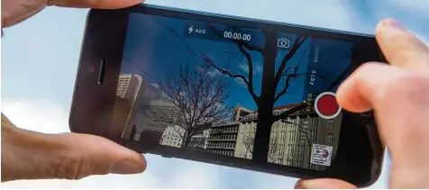  ?? Foto: Andrea Warnecke, dpa ?? Preiswerte­r und praktische­r geht es kaum: Moderne Smartphone­s eignen sich gut zum Aufnehmen von Videofilme­n.