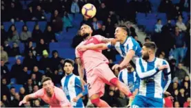  ?? AFP ?? Duarte tuvo que fajarse ante el chileno Arturo Vidal en el derbi catalán.