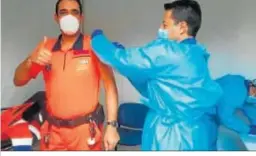  ??  ?? Miguel Zapata realizando vacunacion­es a sanitarios y personal O61.