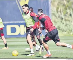  ?? CÁDIZ CF ?? Maxi Gómez conduce ayer el balón en el entrenamie­nto.