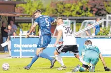  ?? FOTO: ROLF SCHULTES ?? Ravensburg­s Moritz Jeggle (li.) nutzte einen Fehler in der Hintermann­schaft von Dorfmerkin­gen zum 2:0 vor der Pause aus. Christian Zech (re.) und Michael Schindele können nur noch zusehen.