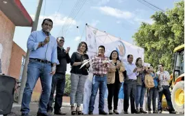  ??  ?? Armando Solís Pantoja alcalde e integrante­s del ayuntamien­to presentes en el arranque de obra de mejoras de la red de drenaje en Monte Blanco.