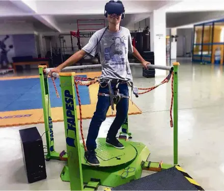  ?? Rozmani Viveiros ?? O garoto Enzo, 13, faz demonstraç­ão do tratamento de postura e equilíbrio no aparelho criado por seu pai, Dalton Kina