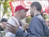  ?? PHOTOS BY ARIC CRABB — STAFF PHOTOGRAPH­ER ?? Brian Sparks, at right above, argues with a Trump supporter in Berkeley. Demonstrat­ors storm past police barricades, right, during Sunday’s protests.