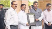  ?? HT PHOTO ?? Minister of state for skill developmen­t and profession­al education Abhishek Mishra handing over the award to CM Akhilesh Yadav in Lucknow on Tuesday.