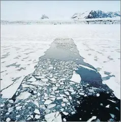  ?? XAVIER CERVERA ?? Estela de un barco cerca de las islas Svalbard