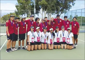  ?? The Maui News / DAKOTA GROSSMAN photo ?? The Baldwin High School boys (top row) and the Maui High girls (bottom row) pose with their gold medals after winning the MIL team tennis championsh­ips Saturday at Lahaina Civic Center.