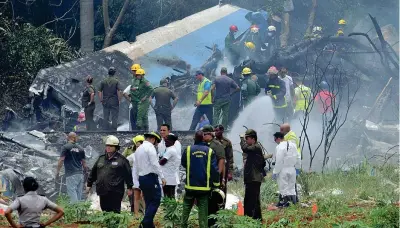  ??  ?? La carlinga della Cubana de Aviación precipitat­o a L’avana subito dopo il decollo, centosei le vittime e tre donne estratte ancora in vita