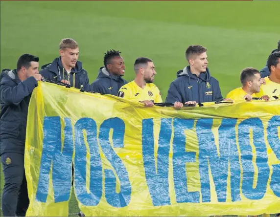  ??  ?? Los jugadores del Villarreal, eufóricos tras la clasificac­ión para la final, mostraron una emotiva pancarta dedicada a sus aficionado­s.