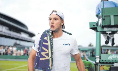  ?? FOTO: DPA ?? So sehen Sieger aus – wenn sie zum Gewinnen fast vier Stunden Tennis arbeiten mussten: Jan-Lennard Struff nach dem Spiel gegen Ivo Karlovic.