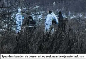  ?? Foto: rr ?? Speurders kamden de bossen uit op zoek naar bewijsmate­riaal.