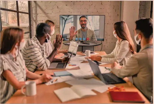  ??  ?? Le rituel du trajet quotidien et de la journée de travail normale a été abandonné. Et avec lui, la malédictio­n du “présentéis­me” – l’idée qu’à moins d’être constammen­t visible,
on ne travaille pas.