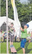  ??  ?? Sebastian Pfohl (l.) und Patrick Thielsch hissen die Flagge des Heroldstat­ter Feriendorf­s.