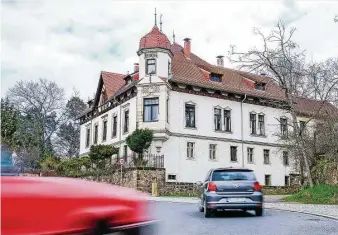  ?? Foto: Arvid Müller ?? Das Herrenhaus der Krapenburg gleicht einem Schloss und steht an der Kurve von Mittlerer Bergstraße und GerhartHau­ptmann-Straße im Stadtteil Zitzschewi­g.